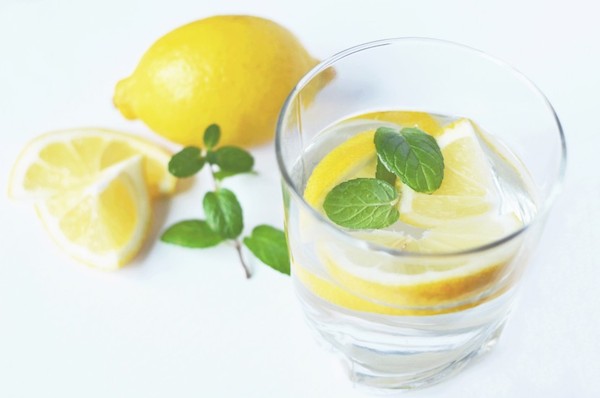 water with lemon and peppermint